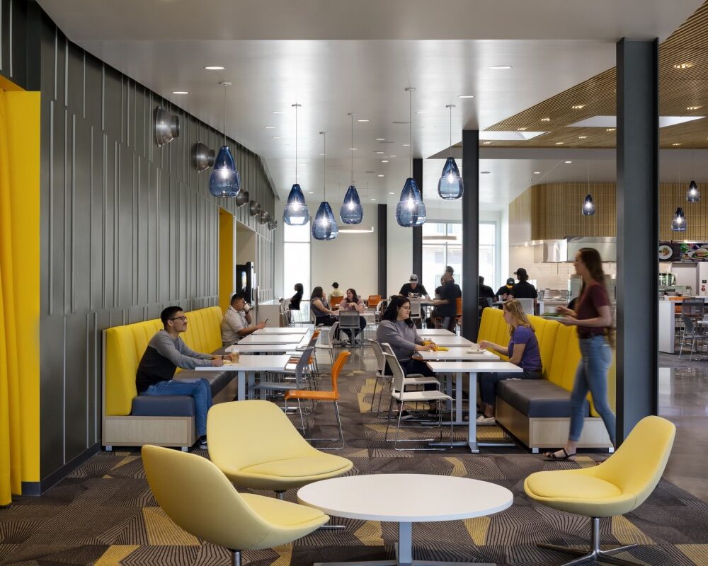 students dining at Centerpointe